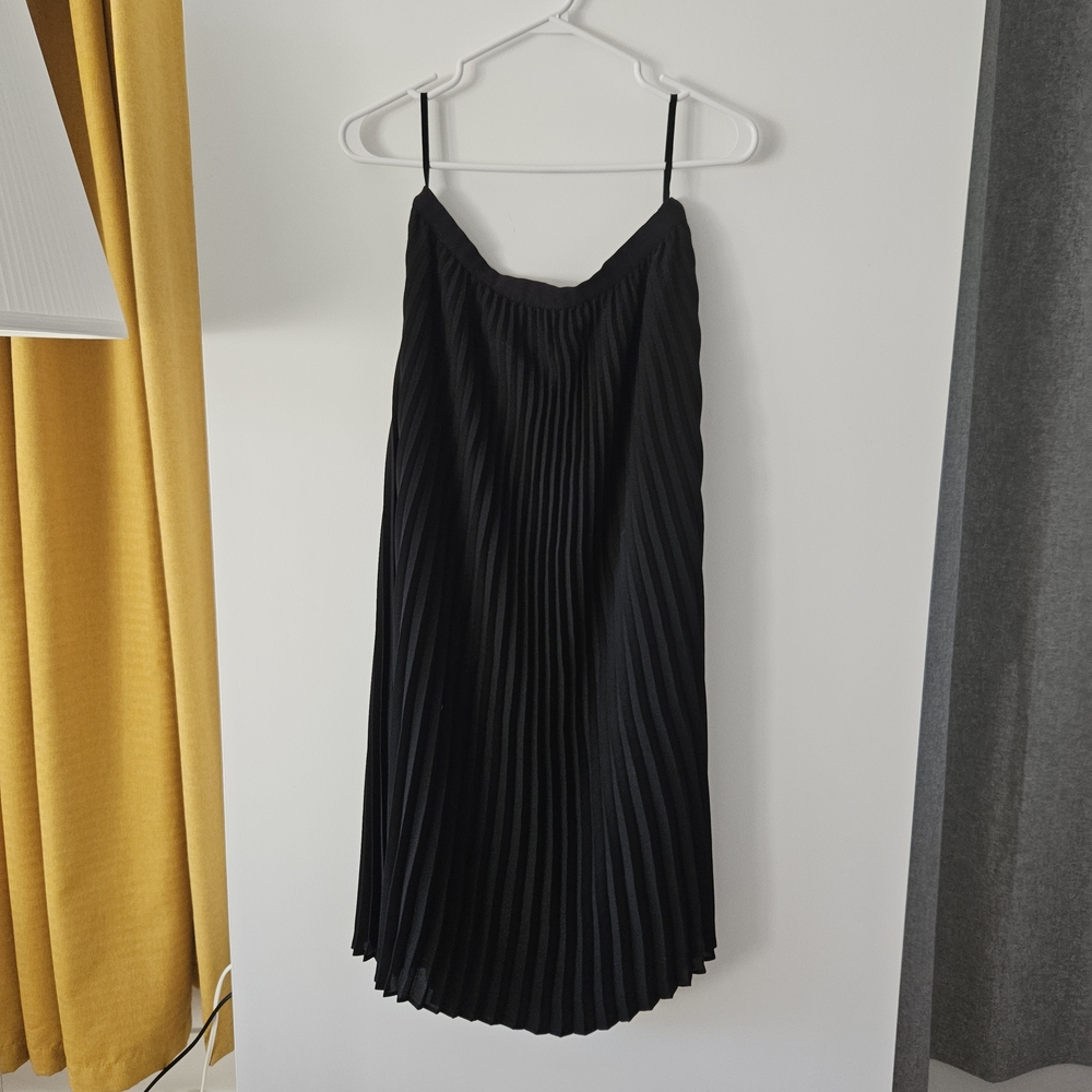 Aritzia Black Pleated Skirt